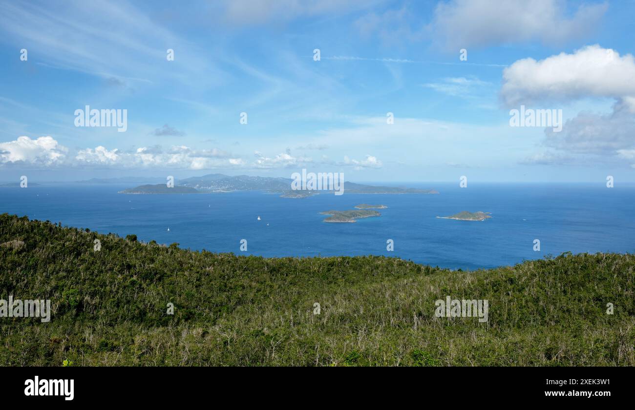 Tortola vue depuis Gorda Peak sur Virgin Gorda. Les plus petites îles au premier plan sont les chiens. Gorda Peak est le point le plus élevé de Virgin Gorda à Banque D'Images