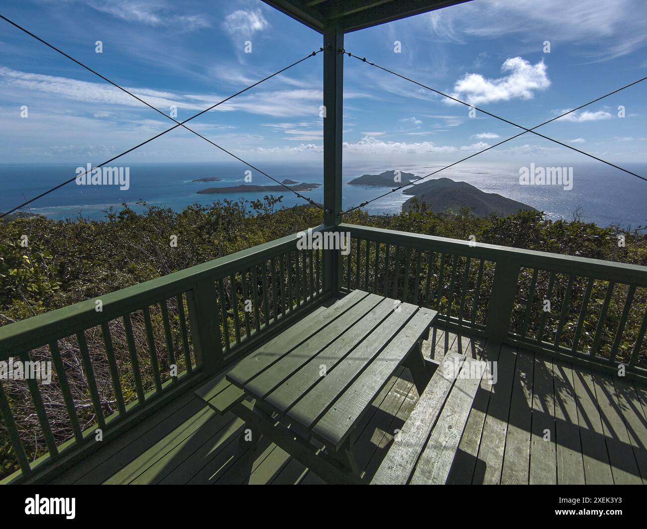 Le pont central de la tour de guet sur Gorda Peak, Virgin Gorda. Gorda Peak est le point le plus élevé de Virgin Gorda à 1 370 pieds. La tour de guet était Re Banque D'Images