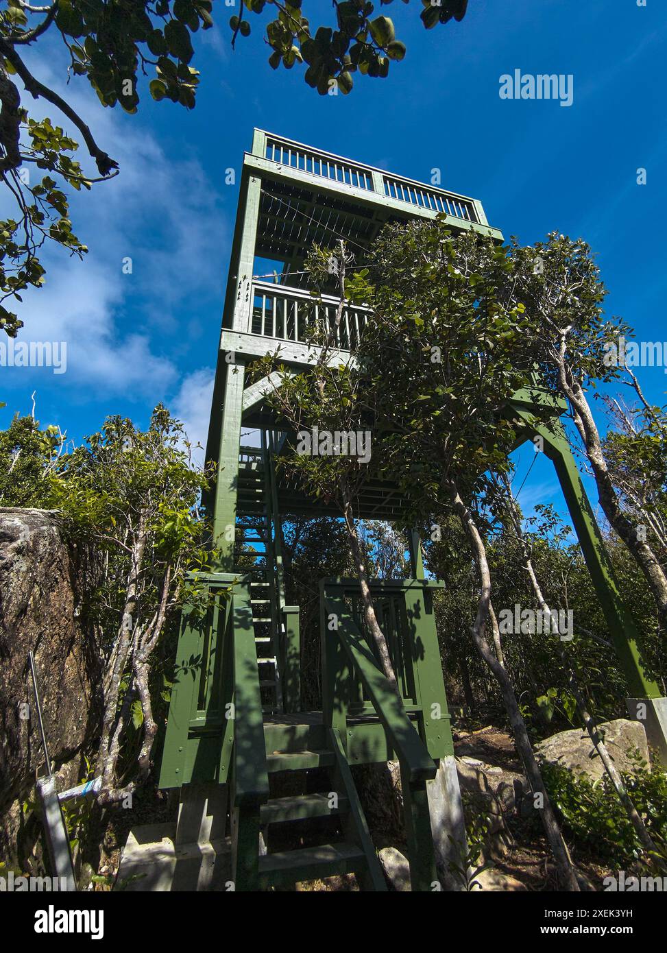 Gorda Peak est le point le plus élevé de Virgin Gorda à 1 370 pieds. La tour de guet a été reconstruite et rouverte à la fin de 2023. La vieille tour a été détruite par h. Banque D'Images
