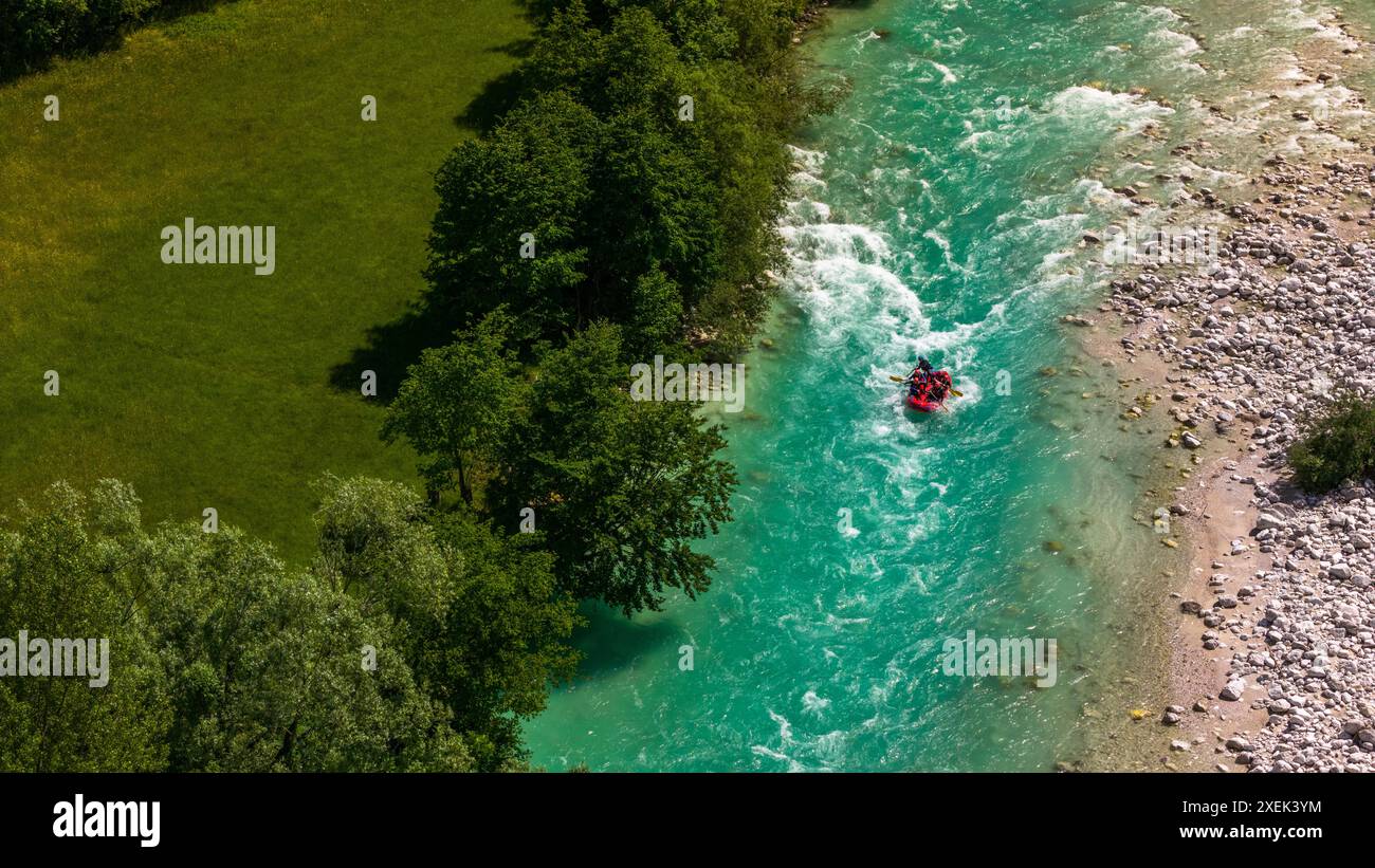 Drone perspective de la rivière Soca coulant à travers les montagnes à Bovec Banque D'Images