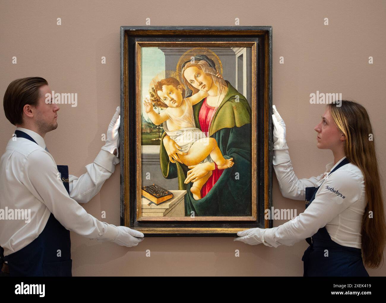 Londres, Angleterre, Royaume-Uni. 28 juin 2024. Les membres du personnel de Sotheby's se tiennent à côté d'un exquis « la Vierge à l'enfant, avec un paysage au-delà » de Botticelli et Studio, estimé à 3 000 000 - 5 000 000 GBP, lors de l'appel photo pour Sotheby's Old Masters Sale à Londres. (Crédit image : © Thomas Krych/ZUMA Press Wire) USAGE ÉDITORIAL SEULEMENT! Non destiné à UN USAGE commercial ! Banque D'Images