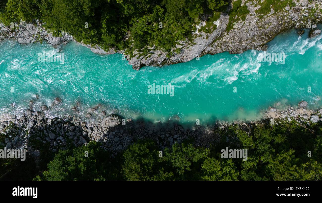 Prise de vue aérienne époustouflante de la rivière Soca en Slovénie en été Banque D'Images