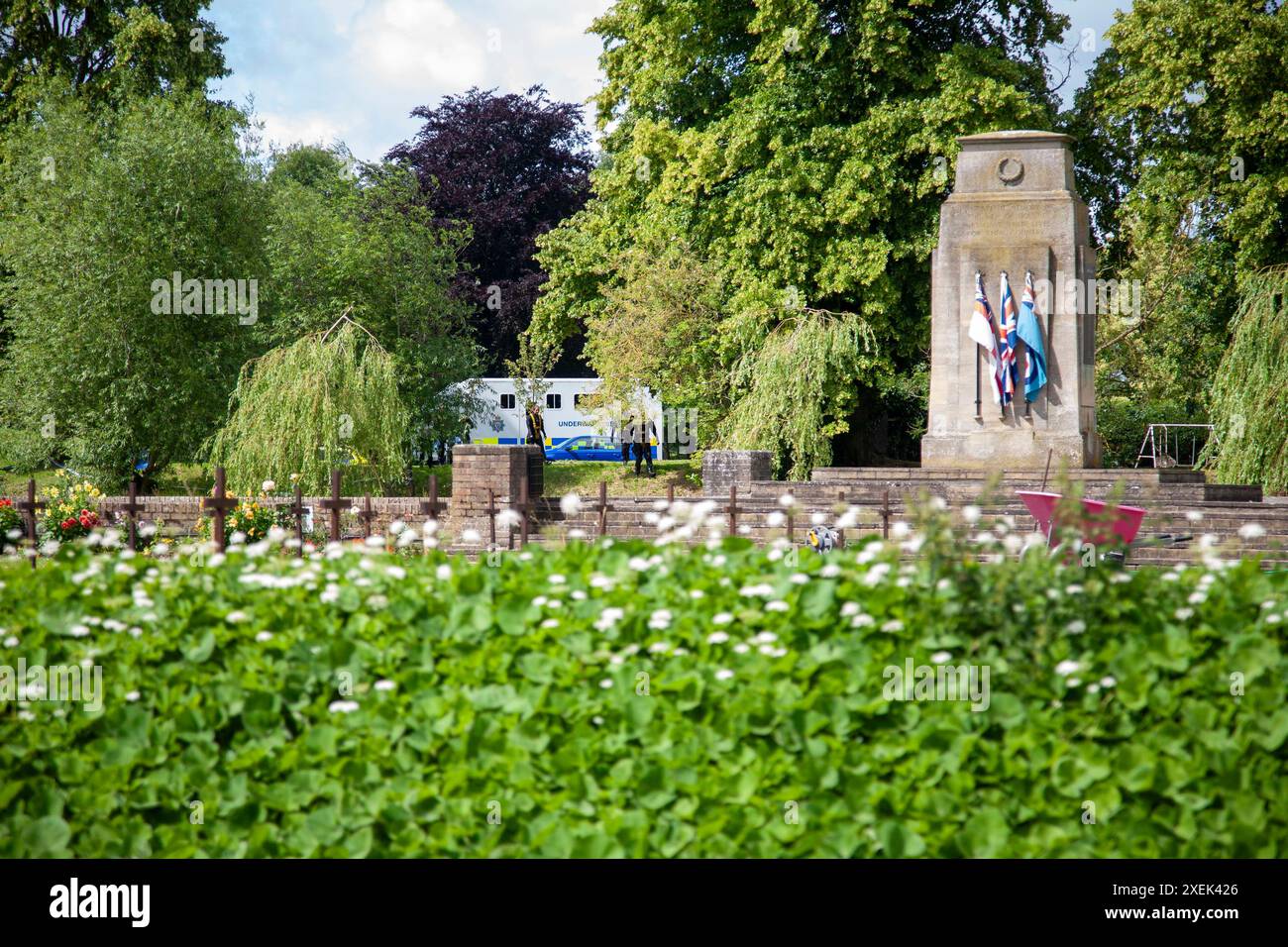 Bourne, Royaume-Uni. 28 juin 2024. Police enquêtant sur le meurtre d'un homme de 30 ans dans la zone Wellhead de la ville marchande de Bourne, Lincolnshire, Angleterre, Royaume-Uni. Crédit : Jonathan Clarke/Alamy Live News Banque D'Images