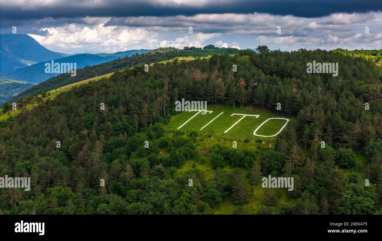 Drone perspective des collines vertes luxuriantes et des vignobles dans la vallée de Vipava Banque D'Images