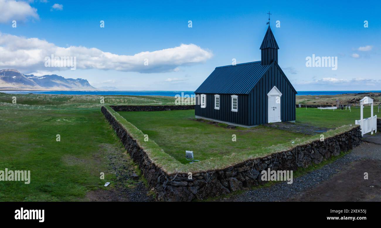 Église noire historique avec bordure blanche dans un paysage islandais pittoresque Banque D'Images