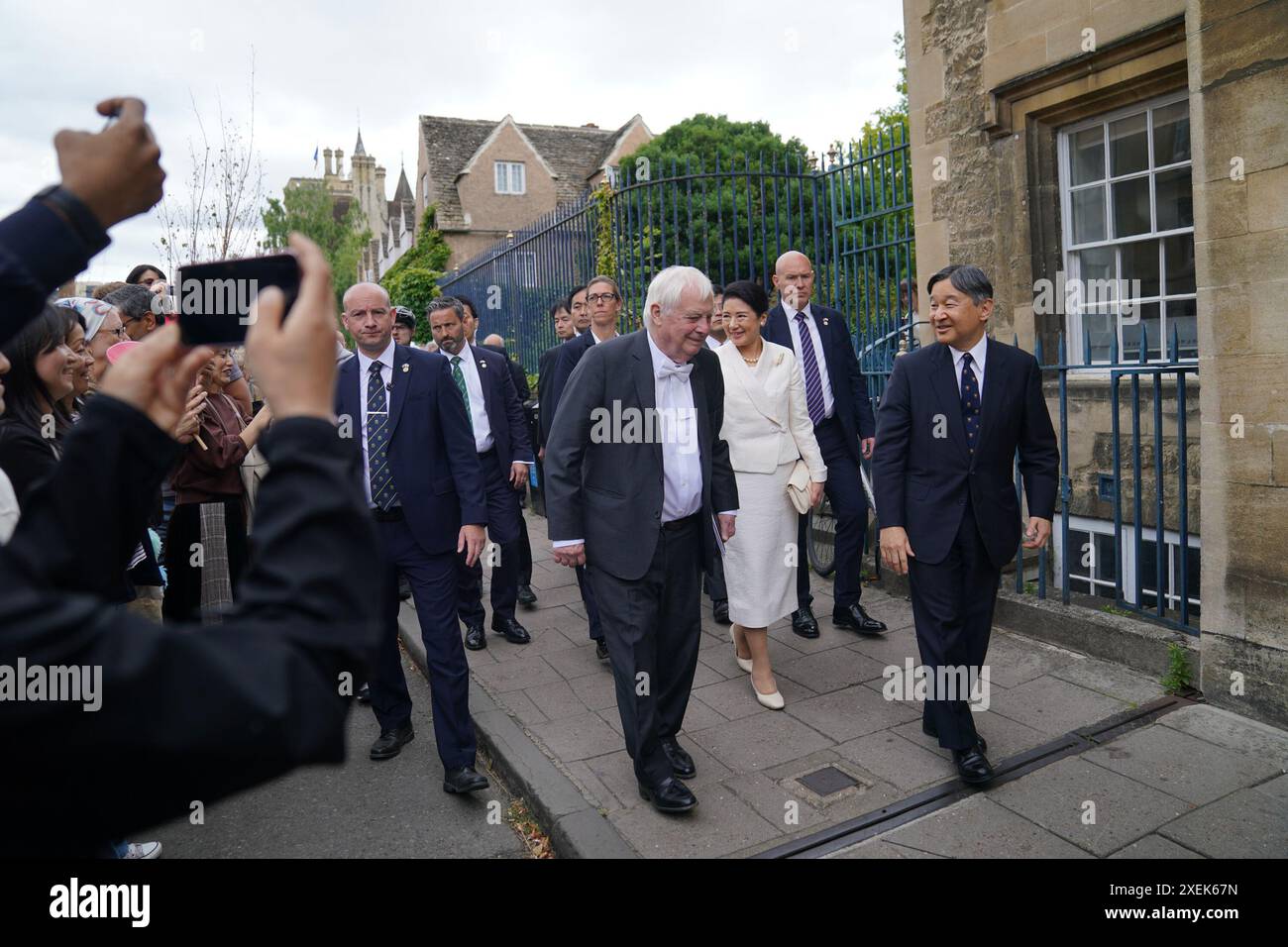 Le chancelier de l'Université d'Oxford Lord Chris Patten de Barnes (au centre), marche avec l'empereur Naruhito du Japon et son épouse l'impératrice Masako, alors qu'ils se rendent au Sheldonian Theatre après une visite au Balliol College à Oxford, dans le cadre de leur visite d'État au Royaume-Uni. Date de la photo : vendredi 28 juin 2024. Banque D'Images