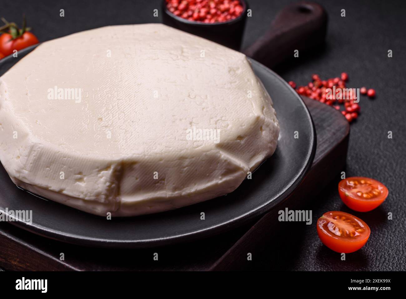 Délicieux fromage blanc frais du lait de vache ou de brebis Banque D'Images