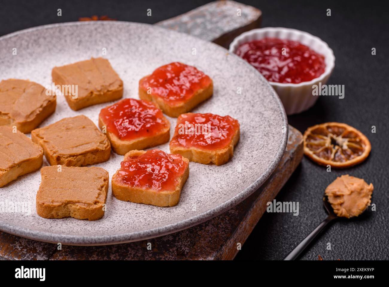 Délicieux sandwichs nutritifs avec beurre d'arachide, confiture de fraises Banque D'Images