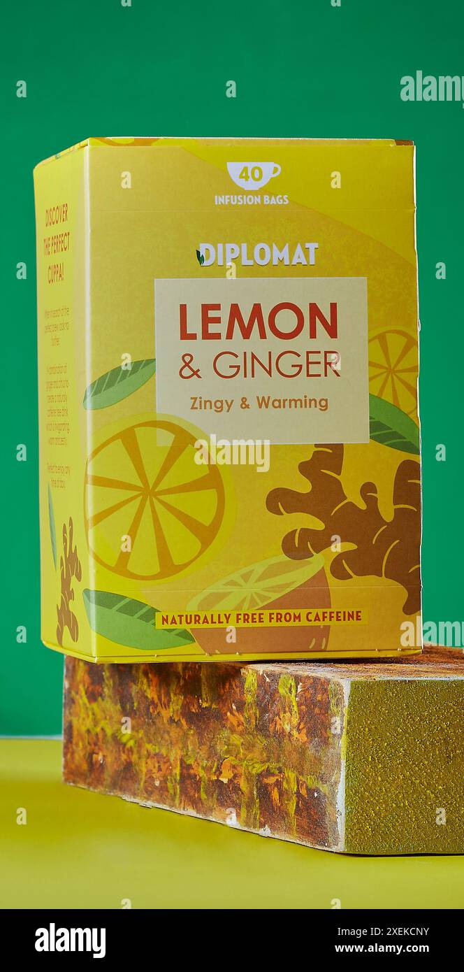 Mansfield, Nottingham, Royaume-Uni, 27 juin 2024 : image de produit studio d'une boîte de thé Diplomat citron et gingembre. Banque D'Images