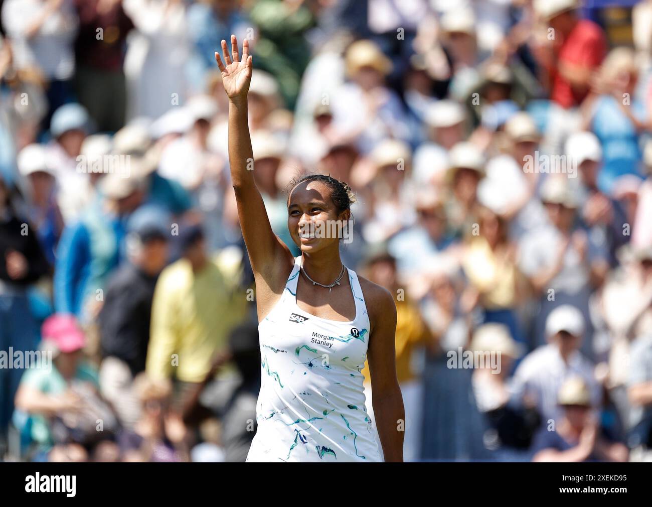 28 juin 2024 ; Devonshire Park, Eastbourne, East Sussex, Angleterre : Rothesay International Eastbourne, jour 5, Leylah Fernadez (CAN) célèbre sa victoire après avoir battu Madison Keys (USA) dans le match de demi-finale en simple femme crédit : action plus Sports images/Alamy Live News Banque D'Images