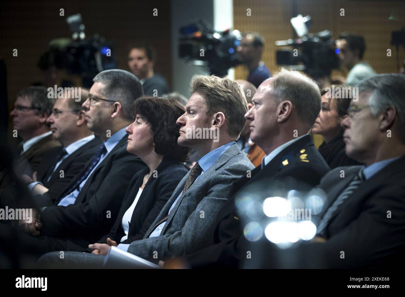 Nederland, Haren, 08-03-'13 ; Persconferentie van de commissie-Cohen die onderzoek heeft gedaan naar de rellen tijdens het Project X feest in Haren. Burgemeester Rob Bats (m) en politiechef Oscar Dros. Foto : Kees van de Veen Banque D'Images