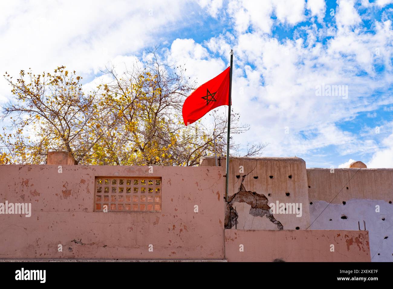 Drapeau national marocain rouge flattes tissu de soie contre le ciel, étoile à cinq branches, bâtiment du gouvernement, jour de l'indépendance, commerce mondial, affaires et cou Banque D'Images