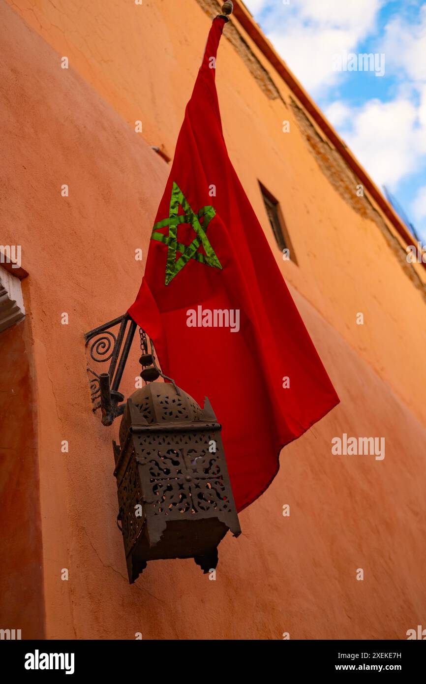 Drapeau national marocain rouge flattes tissu de soie contre le ciel, étoile à cinq branches, bâtiment du gouvernement, jour de l'indépendance, commerce mondial, affaires et cou Banque D'Images