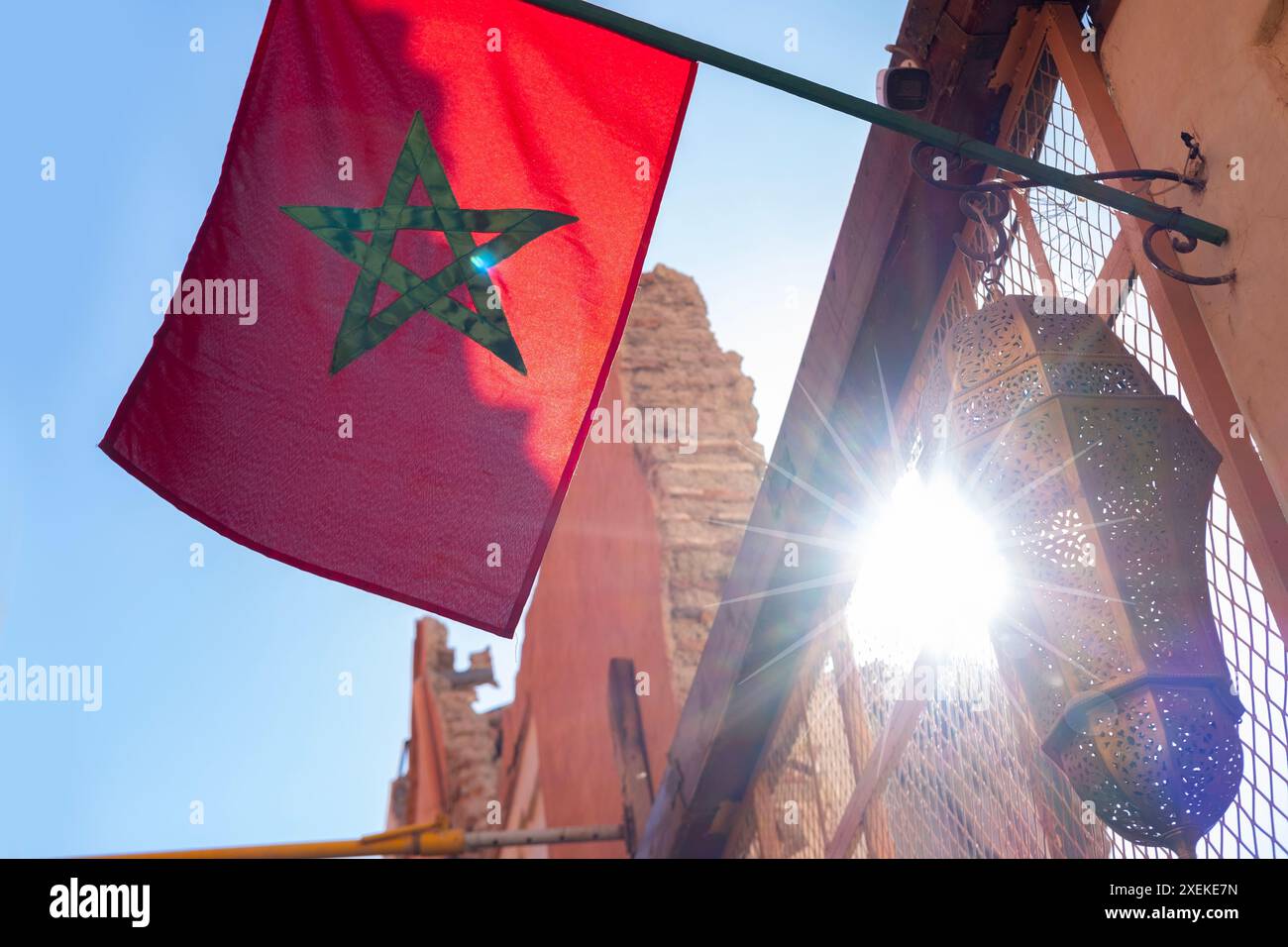 Drapeau national marocain rouge flattes tissu de soie contre le ciel, étoile à cinq branches, bâtiment du gouvernement, jour de l'indépendance, commerce mondial, affaires et cou Banque D'Images