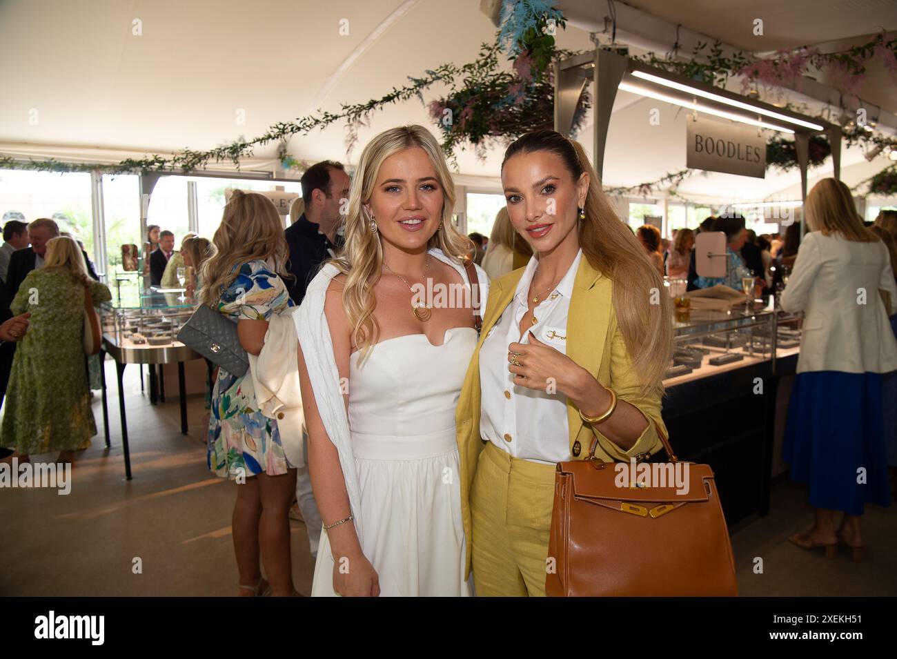 Stoke Poges, Royaume-Uni. 28 juin 2024. Personnalités de la télévision Made in Chelsea Tabitha Willett et Sophie Hermann dégustant du champagne et une place de joaillerie dans la galerie Boodles le quatrième jour du Boodles Tennis au Stoke Park à Stoke Poges, Buckinghamshire. Crédit : Maureen McLean/Alamy Live News Banque D'Images