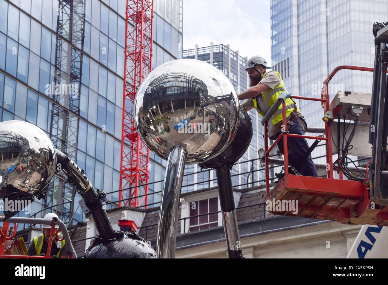 Londres, Angleterre, Royaume-Uni. 28 juin 2024. Les ouvriers installent « Infinite accumulation » de Yayoi Kusama, une sculpture géante à côté de la gare de Liverpool Street. (Crédit image : © Vuk Valcic/ZUMA Press Wire) USAGE ÉDITORIAL SEULEMENT! Non destiné à UN USAGE commercial ! Banque D'Images