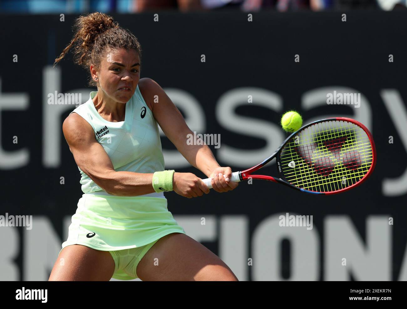 Jasmine Paolini en action contre Daria Kasatkina (non représentée sur la photo) le septième jour du Rothesay International au Devonshire Park, Eastbourne. Date de la photo : vendredi 28 juin 2024. Banque D'Images