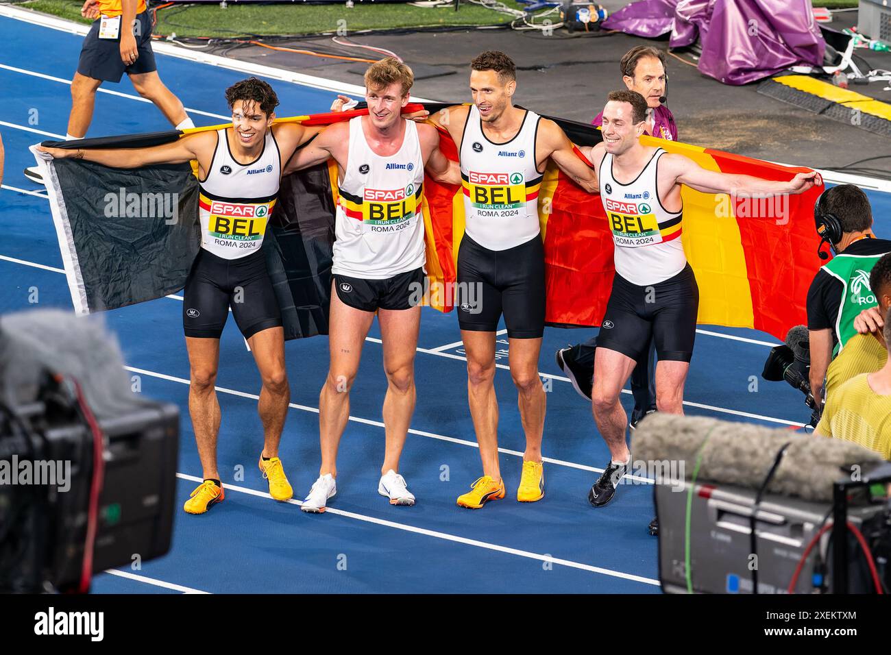 ROME, ITALIE - 12 JUIN : Jonathan Sacoor de Belgique, Robin Vanderbemden de Belgique, Dylan Borlee de Belgique et Alexander Doom de Belgique posant avec des drapeaux après avoir participé au relais 4x400 m hommes lors de la sixième journée des Championnats d'Europe d'athlétisme - Rome 2024 au Stadio Olimpico le 12 juin 2024 à Rome, Italie. (Photo de Joris Verwijst/BSR Agency) Banque D'Images