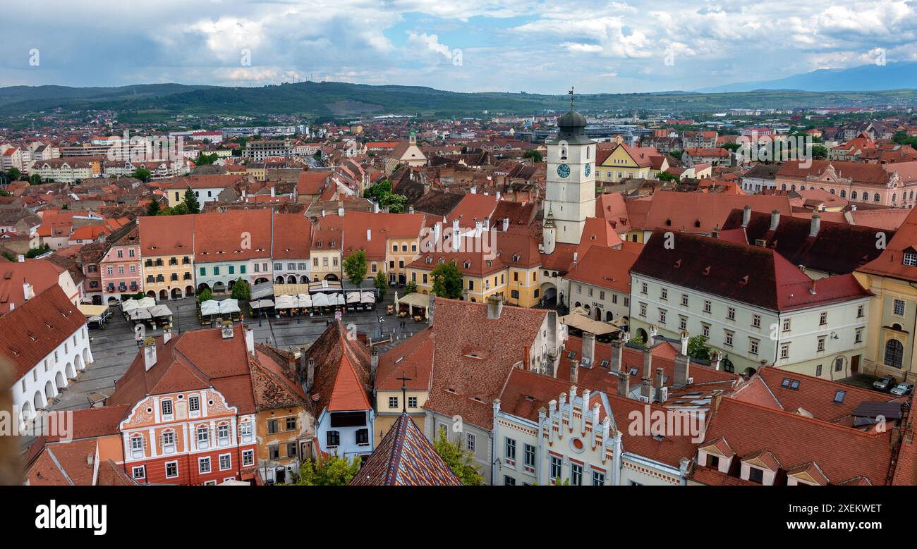 Vue panoramique depuis la tour de la cathédrale luthérienne Sainte-Marie vers le nord-est à travers les toits de Sibiu (Hermannstadt), Roumanie Banque D'Images