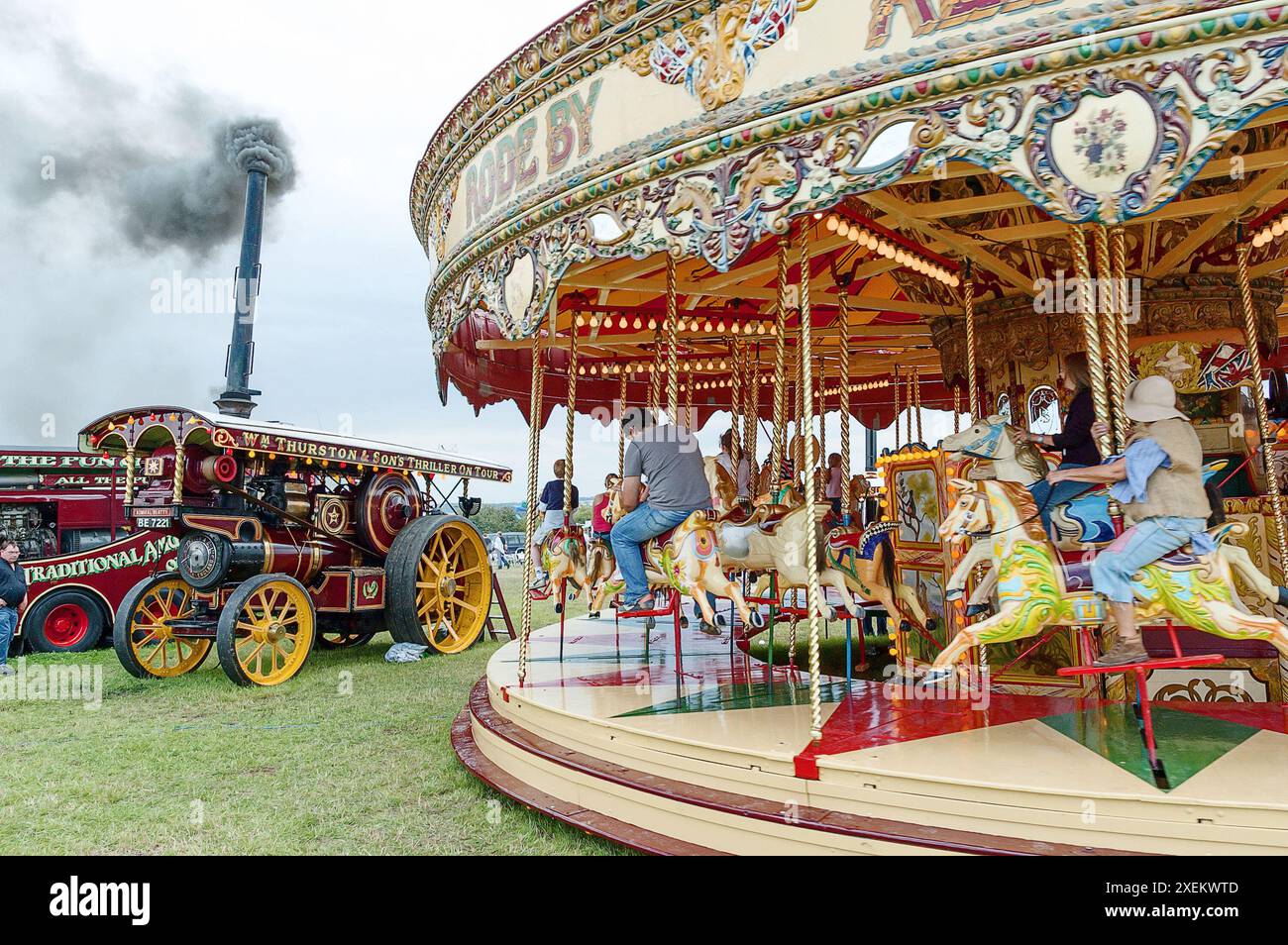 Un carrousel de chevaux galopants à vapeur de Frederick Savage et une machine à vapeur lors d'un spectacle country dans le Yorkshire Banque D'Images