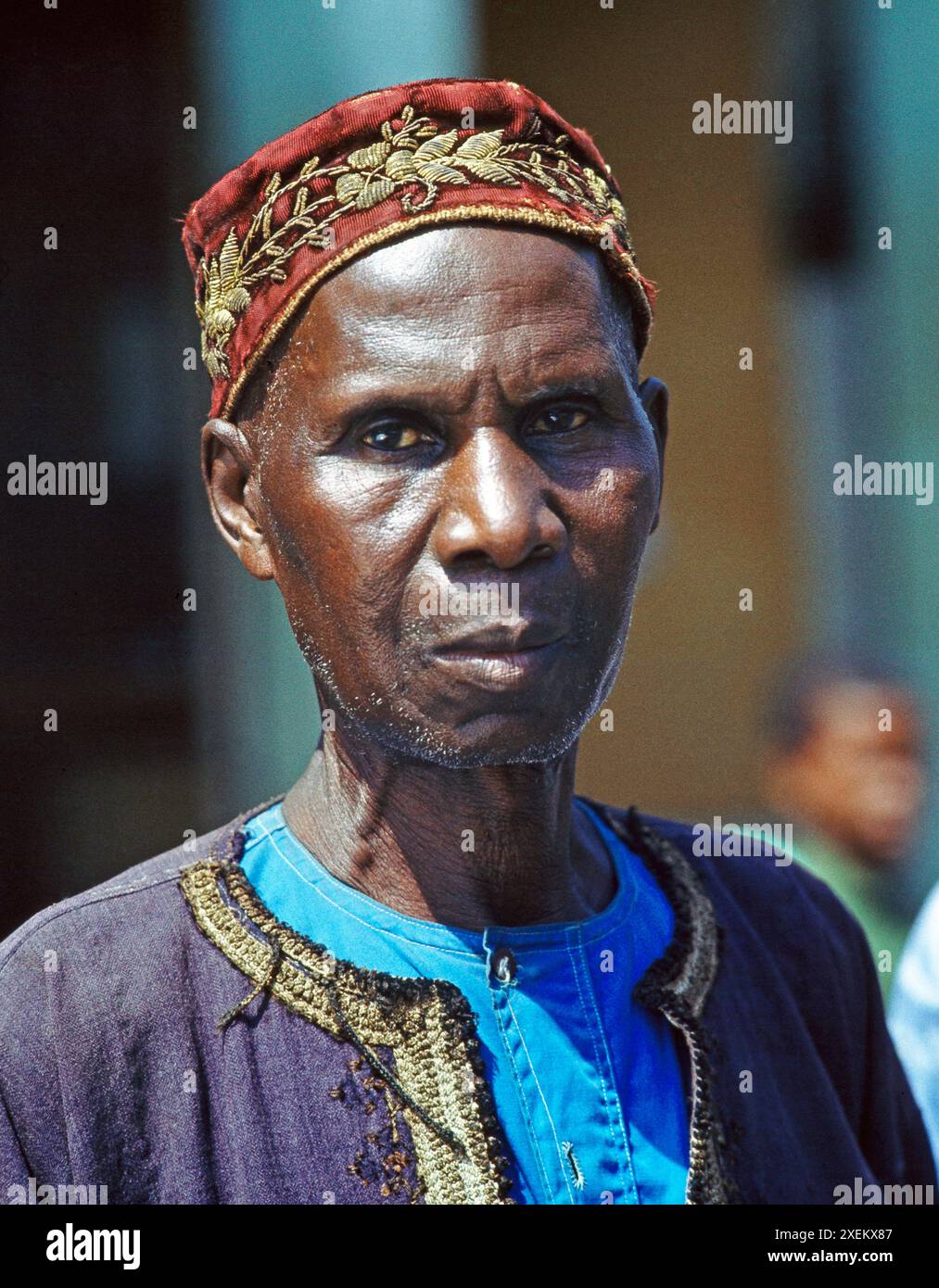 Portraet eines Mohamedaner aus Dakar im Senegal, gekleidet in eine dunkle Dschellaba . Rund 30% der Muslime im Senegal gehoeren zur einflussreichen Religionsgemeinschaft der Muriden. Die 1887 gegruendete Stadt Touba mit der Grossen Moschee und heute zwei Millionen Einwohnern ist ihre heiliges Zentrum. Sénégal musulman *** Portrait d'un mahomédan de Dakar au Sénégal, vêtu d'une jellaba sombre environ 30 des musulmans du Sénégal appartiennent à l'influente communauté religieuse muride la ville de Touba, fondée en 1887 avec la Grande Mosquée et aujourd'hui avec deux millions d'habitants, est leur centre saint Banque D'Images