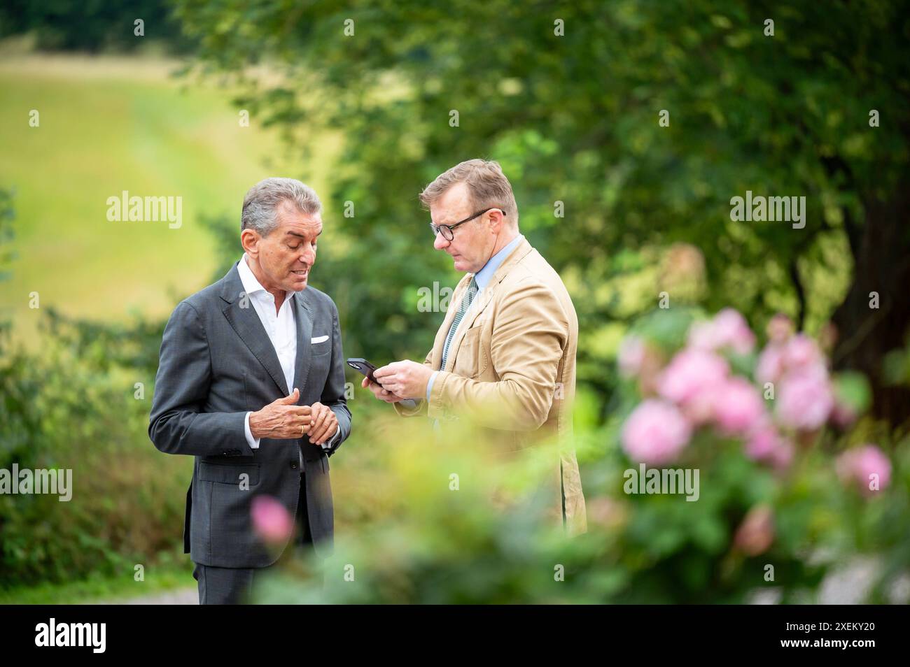 27.06.2024 Weimar - Ettersburg : Michel Friedmann und der Schlossdirektor Dr Peter Krause unterhalten sich im Vorfeld des Podiumsgespräch auf Schloss Ettersburg. *** 27 06 2024 Weimar Ettersburg Michel Friedmann et le directeur du château, le Dr Peter Krause, s'entretiennent à l'approche de la table ronde au château d'Ettersburg Banque D'Images