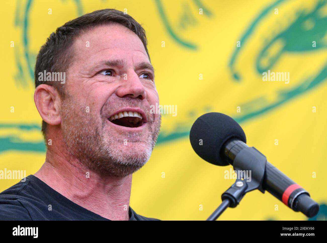 Steve Backshall - présentateur TV nature - parlant à la marche Restore nature Now dans le centre de Londres, le 22 juin 2024 Banque D'Images