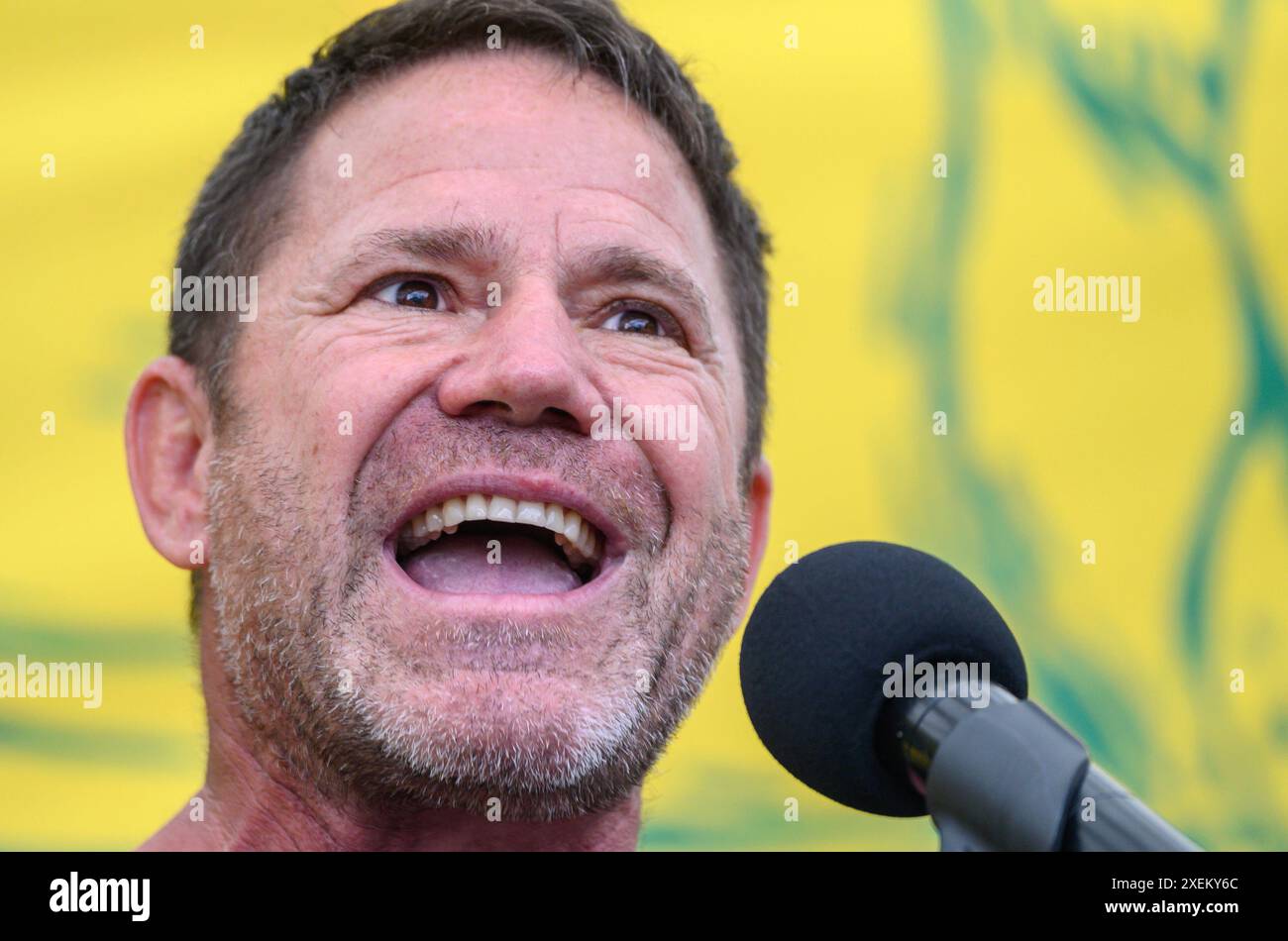 Steve Backshall - présentateur TV nature - parlant à la marche Restore nature Now dans le centre de Londres, le 22 juin 2024 Banque D'Images