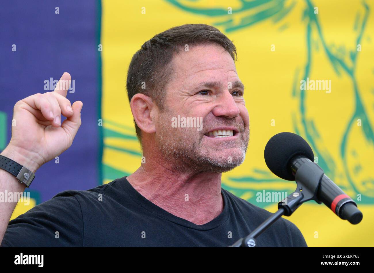 Steve Backshall - présentateur TV nature - parlant à la marche Restore nature Now dans le centre de Londres, le 22 juin 2024 Banque D'Images
