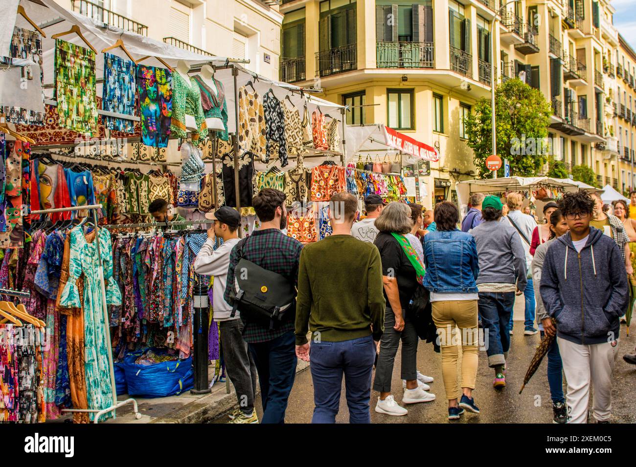 El Rastro marché aux puces extérieur du dimanche à Plaza de Cascorro, Madrid, Espagne. Banque D'Images