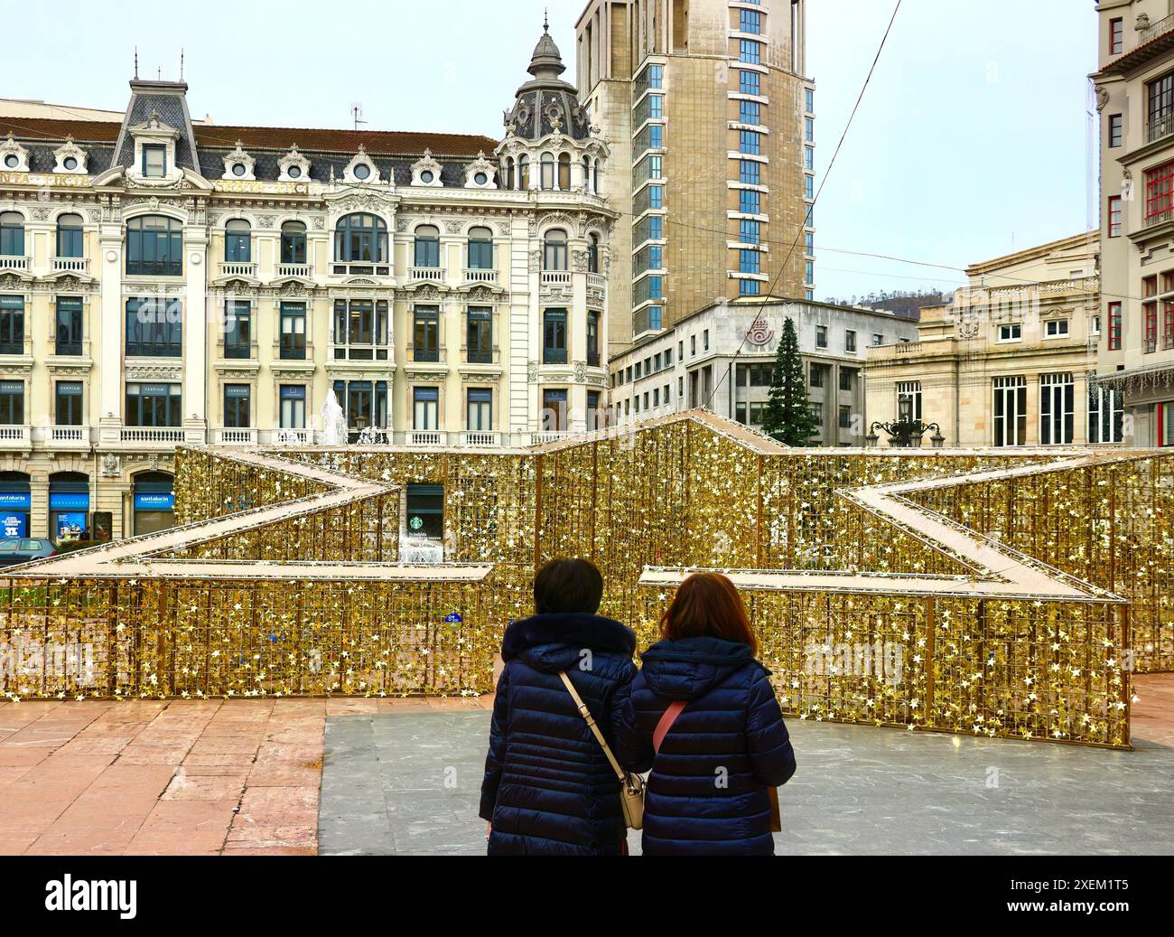 Décoration d'installation de Noël en forme d'étoile dorée dans le centre-ville Plaza de la Escandalera Oviedo Asturias Espagne Banque D'Images
