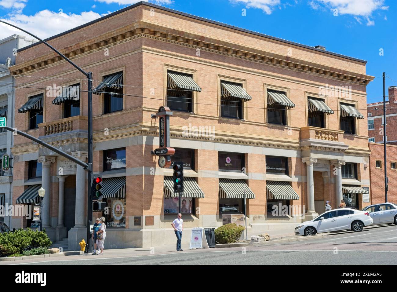 Piétons au passage devant le bâtiment de la Prescott National Bank en briques jaunes 1901 dans le centre-ville de Prescott Arizona — avril 2024 Banque D'Images