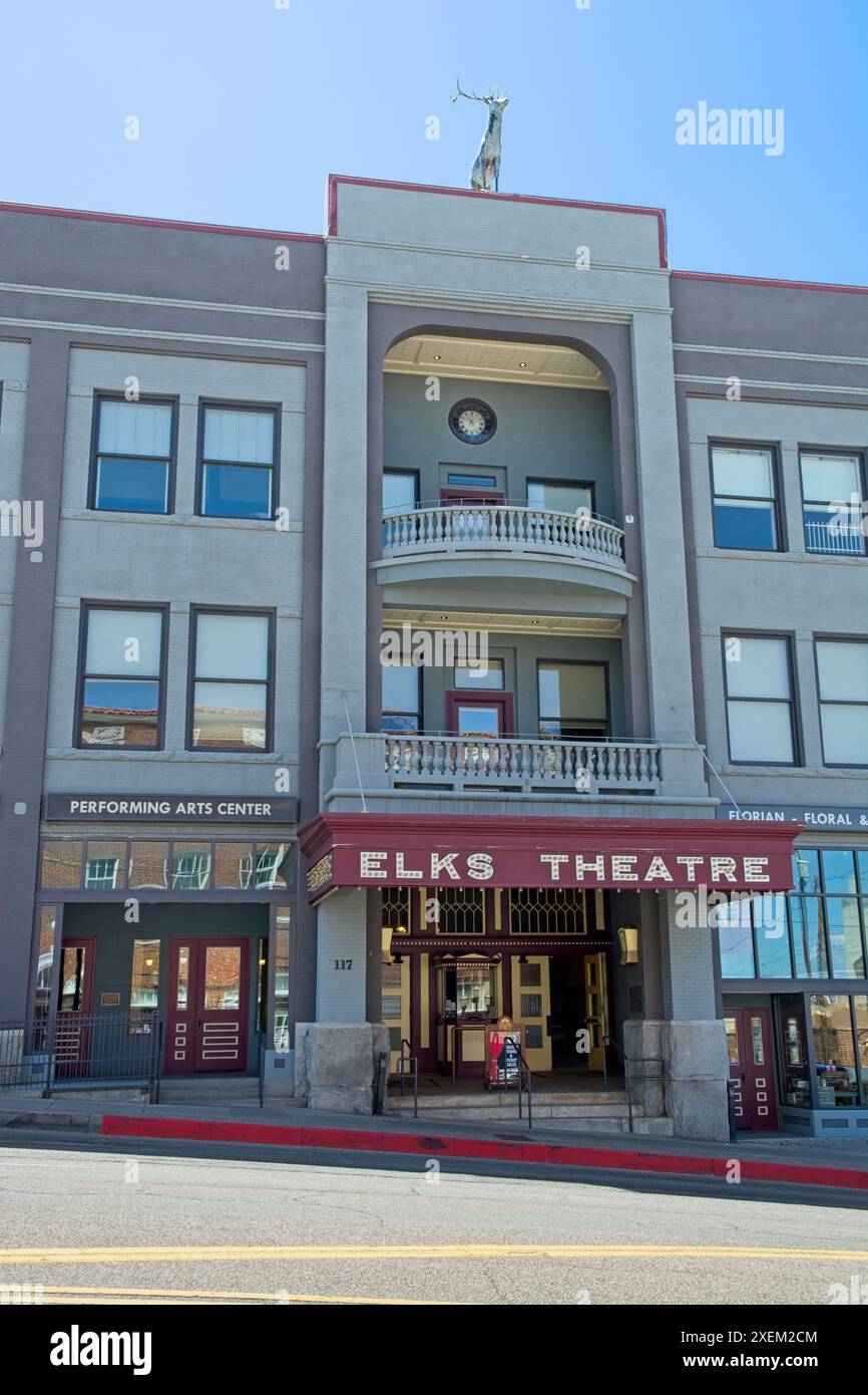 1905 Opéra Elks de style victorien, avec statue de wapiti en cuivre sur le toit, aujourd'hui théâtre et centre des arts de la performance - Prescott Arizona ; avril 2024 Banque D'Images