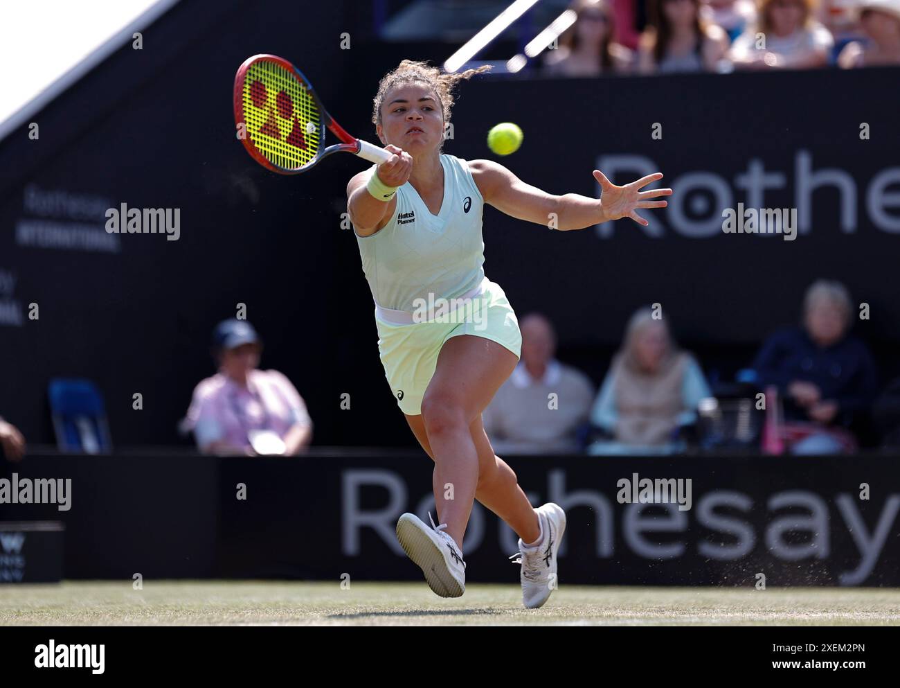 28 juin 2024 ; Devonshire Park, Eastbourne, East Sussex, Angleterre : Rothesay International Eastbourne, jour 5, Jasmine Paolini (ITA) joue un front contre Daria Kasatkina dans le match de demi-finale de célibataires femmes crédit : action plus Sports images/Alamy Live News Banque D'Images