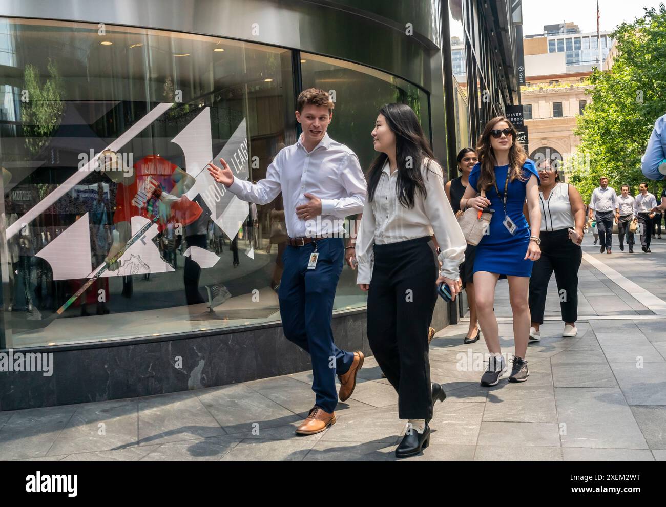 Les employés de bureau quittent le Manhattan West Complex à New York pour déjeuner le mardi 25 juin 2024 (© Richard B. Levine) Banque D'Images