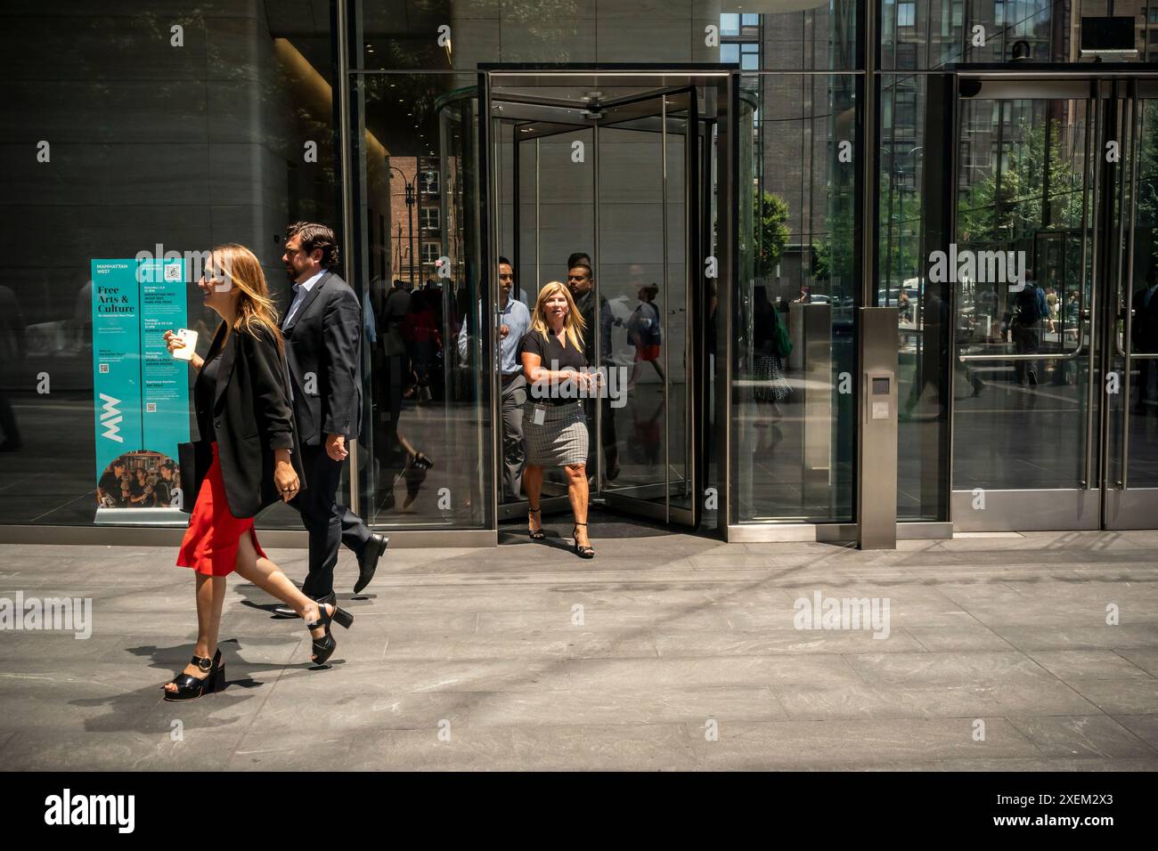 Les employés de bureau quittent le Manhattan West Complex à New York pour déjeuner le mardi 25 juin 2024 (© Richard B. Levine) Banque D'Images