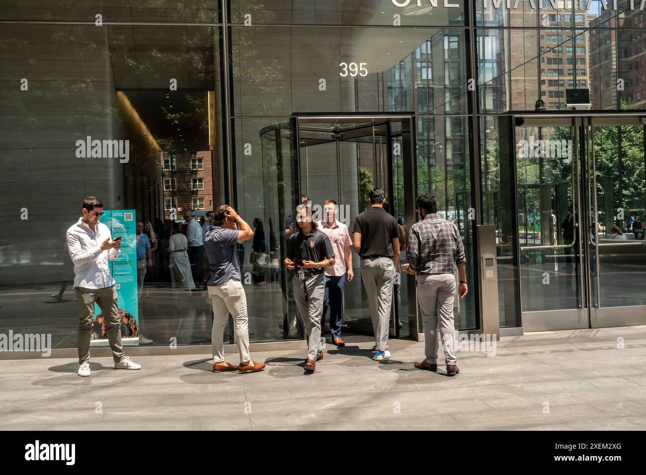Les employés de bureau quittent le Manhattan West Complex à New York pour déjeuner le mardi 25 juin 2024 (© Richard B. Levine) Banque D'Images