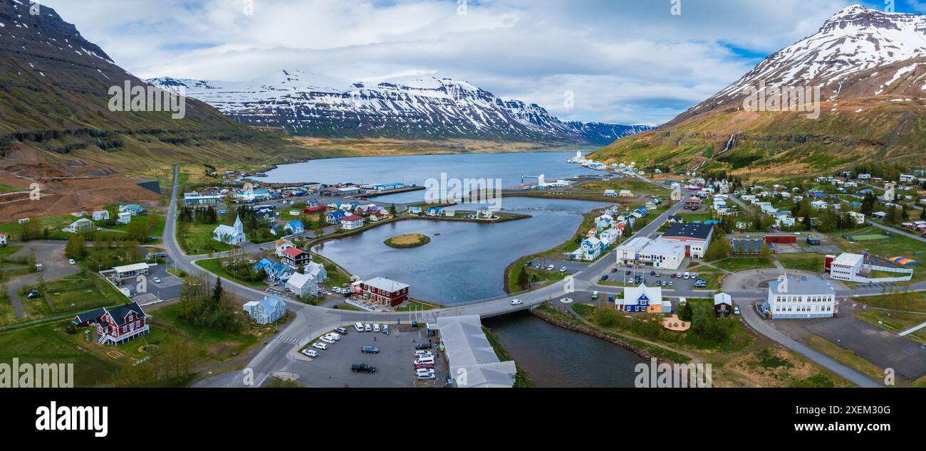 La célèbre route arc-en-ciel de Seydisfjordur avec des bâtiments islandais autour montrent des murs peints. Banque D'Images