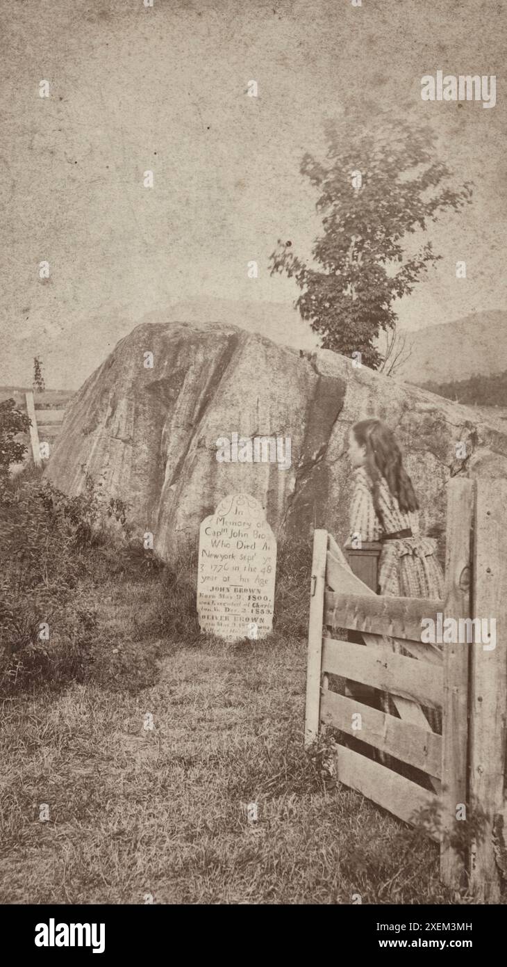 Jeune fille regardant la tombe de John Brown à North Elba, New York, avec une pierre tombale qui comprend des inscriptions pour deux autres membres de la famille, vers 1880 Banque D'Images