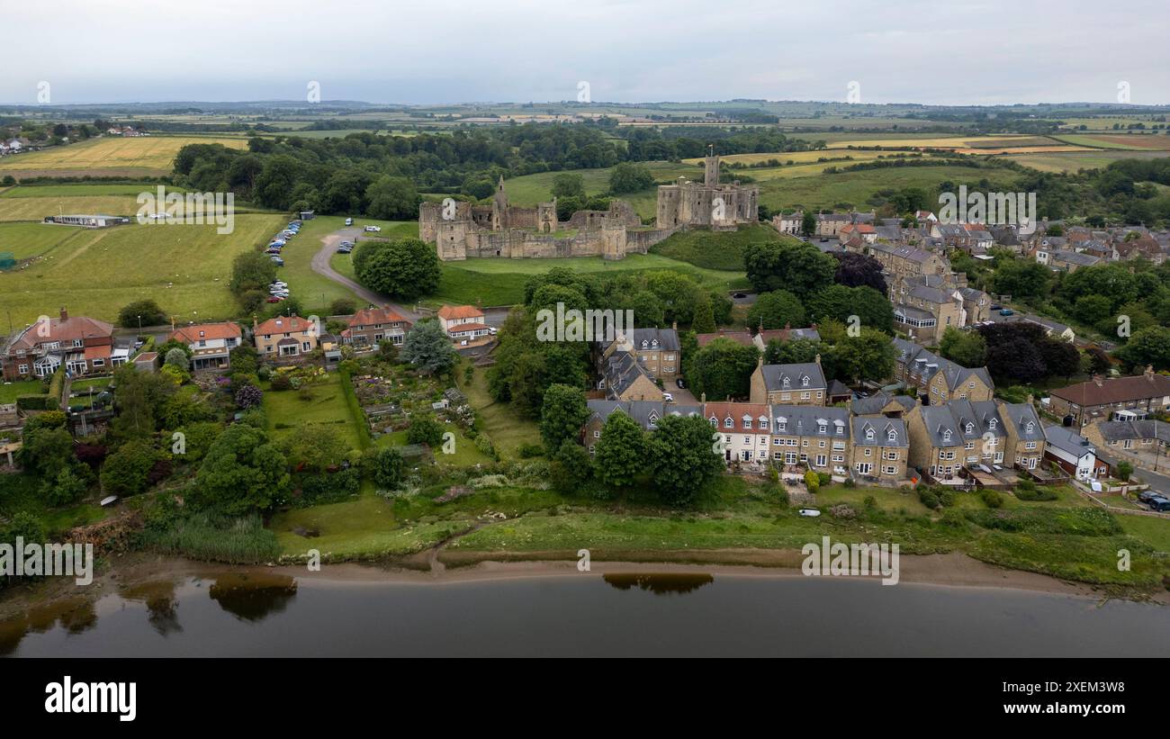 Vue aérienne du château de Warkworth sur les rives de la rivière Coquet, Warkworth, Northumberland, Angleterre. Banque D'Images