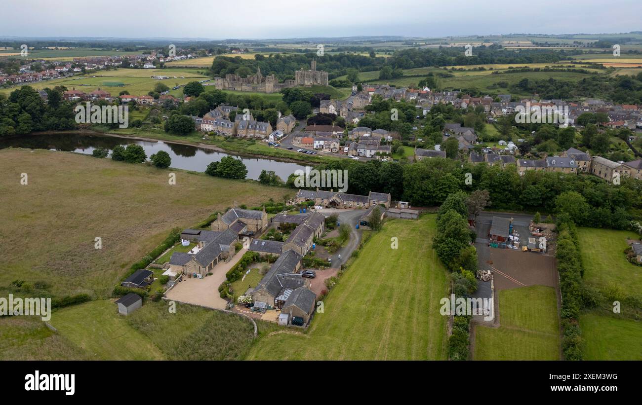 Vue aérienne du château de Warkworth sur les rives de la rivière Coquet, Warkworth, Northumberland, Angleterre. Banque D'Images