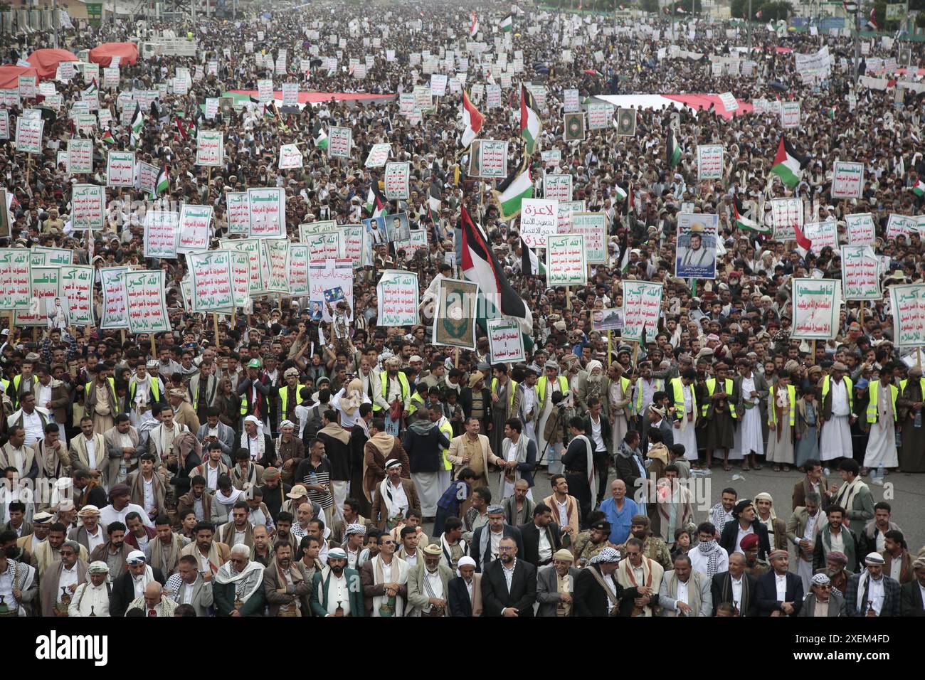 Des partisans houthis protestent contre les États-Unis et Israël, et en solidarité avec le peuple palestinien, à Sanaa, Yémen, 28 juin 2024. Banque D'Images