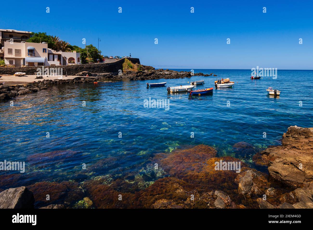 Mouillage de petits bateaux dans le port tranquille de Gadir sur l'île de Pantelleria ; Gadir, Pantelleria, Sicile, Italie Banque D'Images