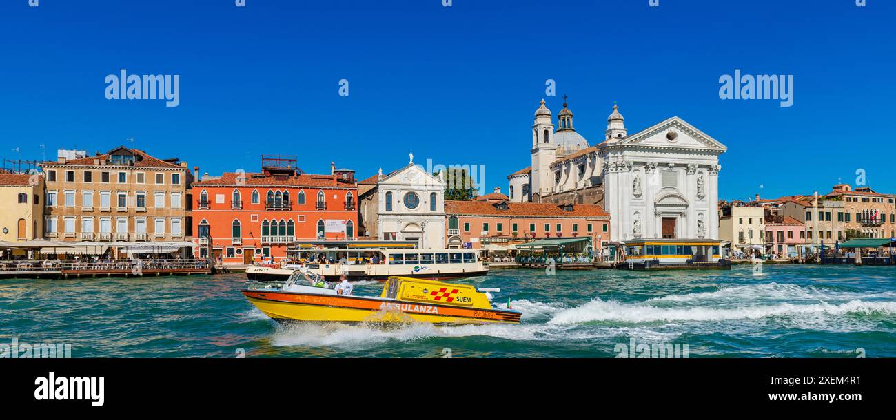 Bateau ambulance sur le Grand canal à Venise ; Venise, Vénétie, Italie Banque D'Images