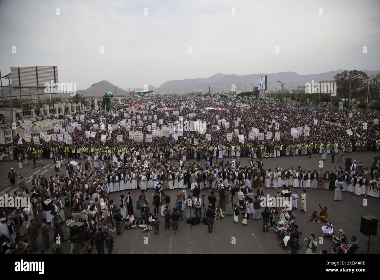 Des partisans houthis protestent contre les États-Unis et Israël, et en solidarité avec le peuple palestinien, à Sanaa, Yémen, 28 juin 2024. Banque D'Images