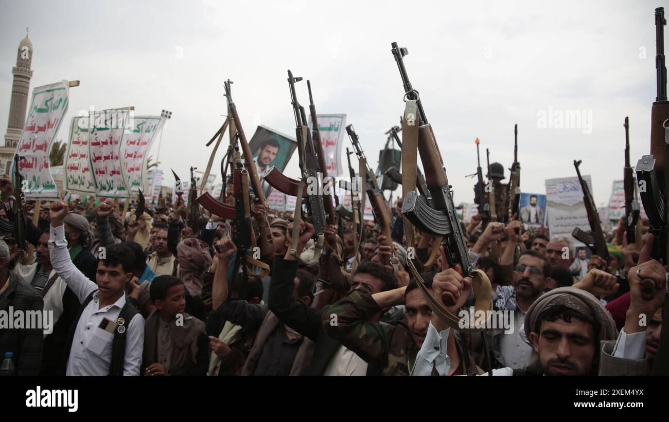 Des partisans houthis protestent contre les États-Unis et Israël, et en solidarité avec le peuple palestinien, à Sanaa, Yémen, 28 juin 2024. Banque D'Images