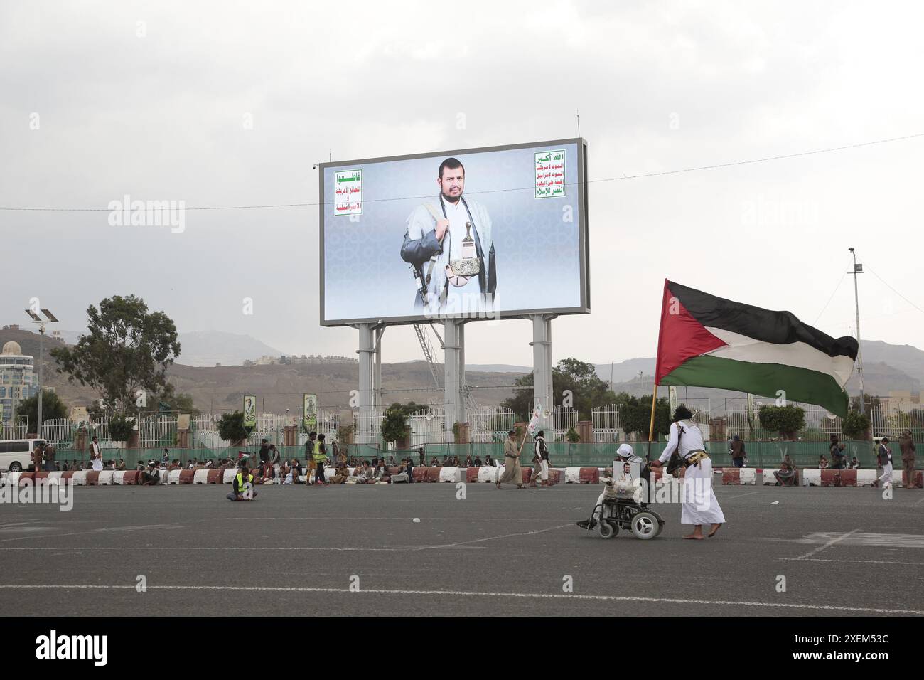 Des partisans houthis protestent contre les États-Unis et Israël, et en solidarité avec le peuple palestinien, à Sanaa, Yémen, 28 juin 2024. Banque D'Images