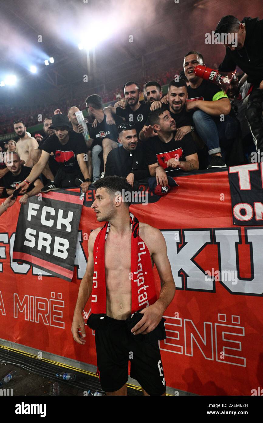 DUSSELDORF, ALLEMAGNE - 24 JUIN : Berat Djimsiti d'Albanie avec ses fans après le match de la phase de groupes de l'UEFA EURO 2024 entre l'Albanie et l'Espagne à d¸sseldorf Banque D'Images