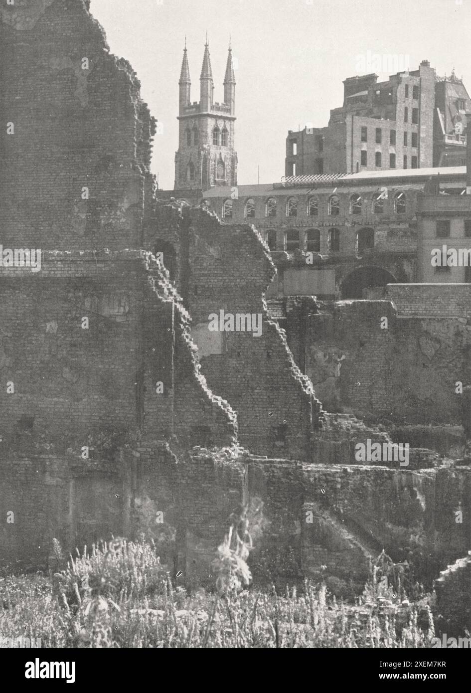 Dégâts causés par la bombe Blitz de la ville de Londres. St Sépulcre sur le viaduc Holborn et la coquille de la gare vue de l'autre côté de Farringdon Street. Banque D'Images