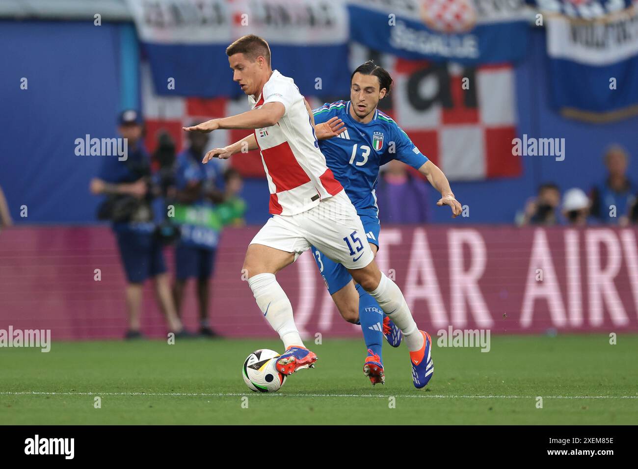 Leipzig, Allemagne. 24 juin 2024. Mario Pasalic, de Croatie, affronte l'Italien Matteo Darmian lors du match des Championnats d'Europe de l'UEFA au stade de Leipzig, Leipzig. Le crédit photo devrait se lire : Jonathan Moscrop/Sportimage crédit : Sportimage Ltd/Alamy Live News Banque D'Images